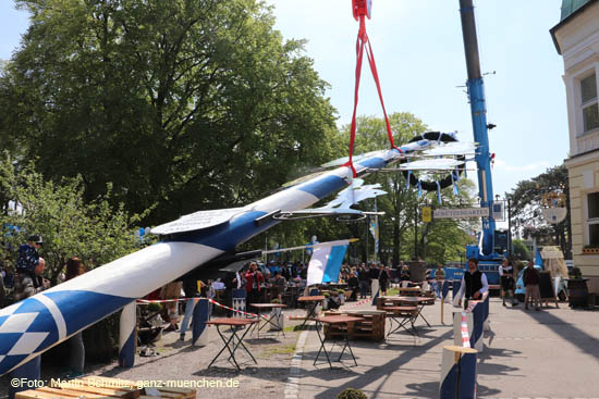 Maibaum aufstellen am 01.05.2019 im Augustiner Schützengarten in München-Obersendling (©Foto: Martin Schmitz)